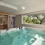 Castelletto Heated Pool Jacuzzi *