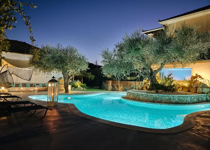 Castelletto Heated Pool Jacuzzi فيلة