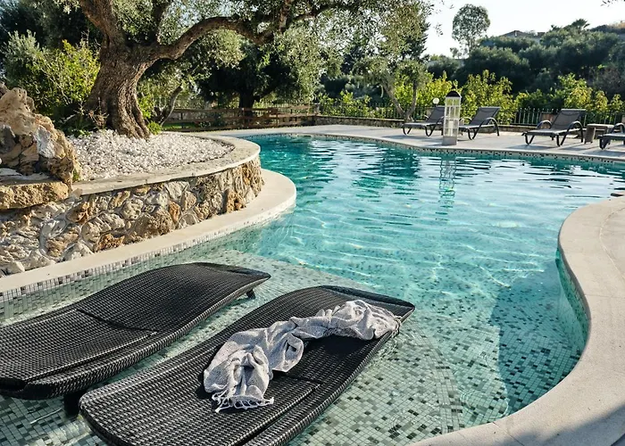Castelletto Heated Pool Jacuzzi فيلة