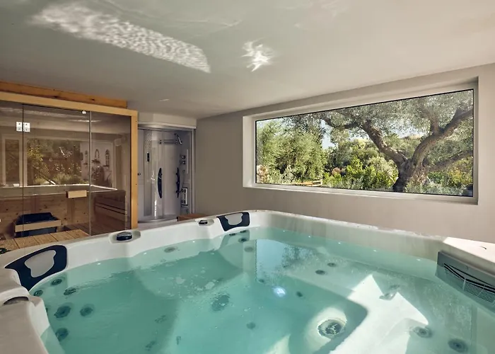Castelletto Heated Pool Jacuzzi *